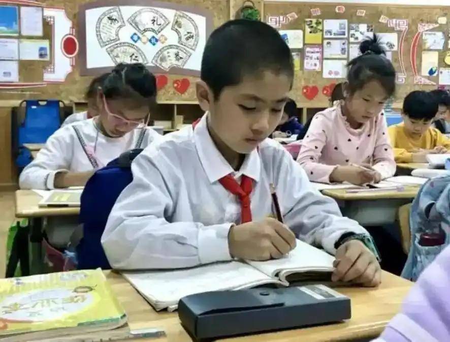 中小学迎来“弹性放学”，离校时间更灵活了，家长直呼：终于等到了