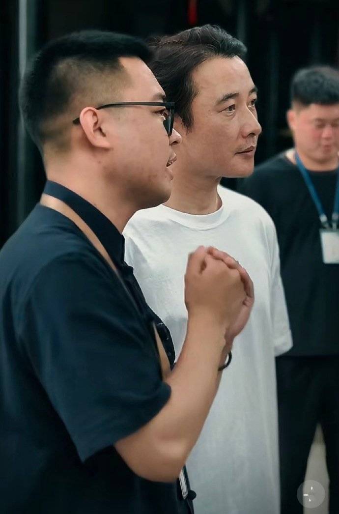 罗晋素颜现身大孤山祈福 状态憔悴引网友热议