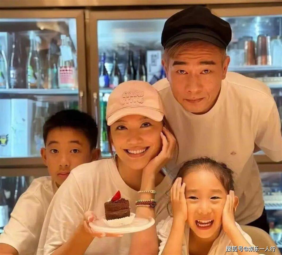 陈小春应采儿俩儿子近照公开：13岁长子与父亲共用一张脸，次子清秀长发及肩