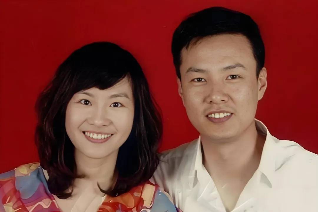 50岁朱铁近况曝光！娶美女教师儿女双全，如今婚姻幸福成宠妻狂魔