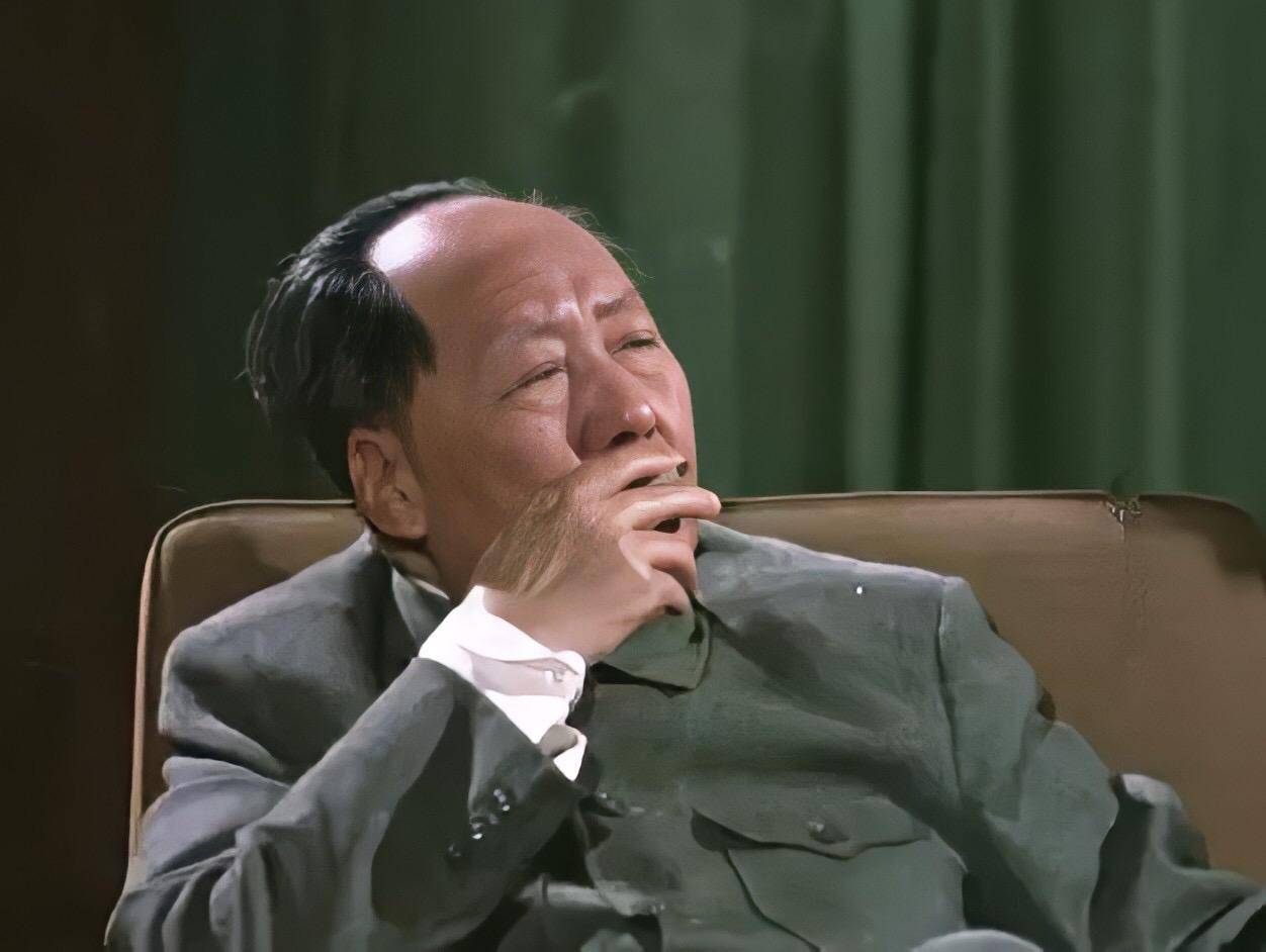 毛主席最看不起谁？伟人痛斥奴才做久了，在主子面前伸不直腰