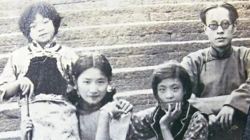 1965年,陆小曼病逝,翁瑞午长女见四下无人,迅速解开了她的衣扣