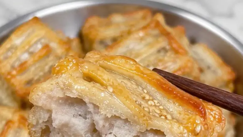 这块空气炸锅芋头饼，外酥里糯，咬一口香到转圈圈！