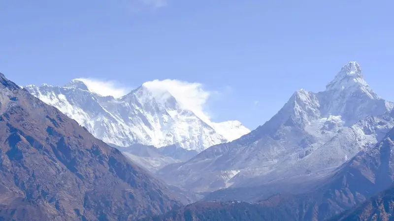 独自踏上短途远行之路，途经山林湖海各色景致，不追赶行程不奔赴打卡，随心漫步享受松弛旅途