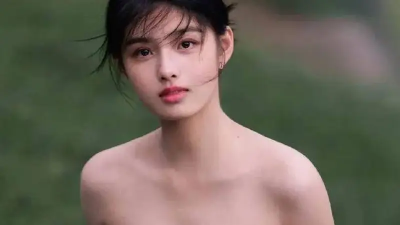 《雀骨》艾米灵动表演太惊艳!她写真身材曼妙性感撩人