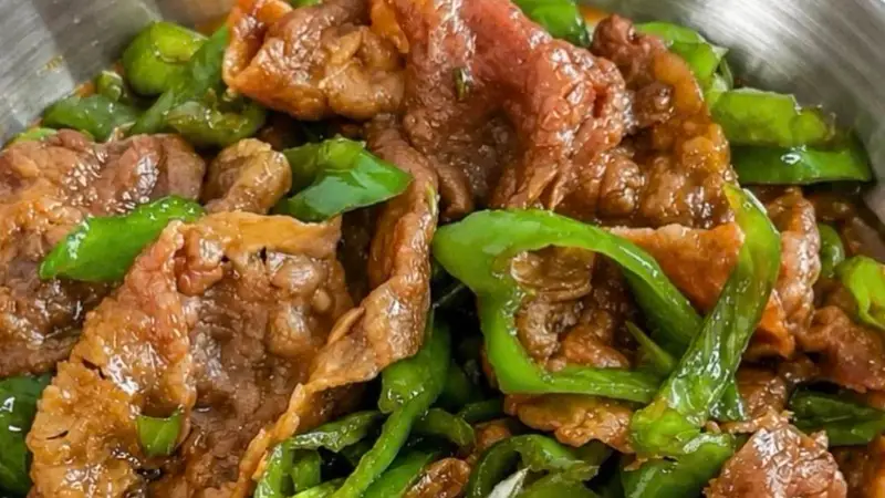 快手青椒炒肥牛:10分钟香浓下饭拌饭神器