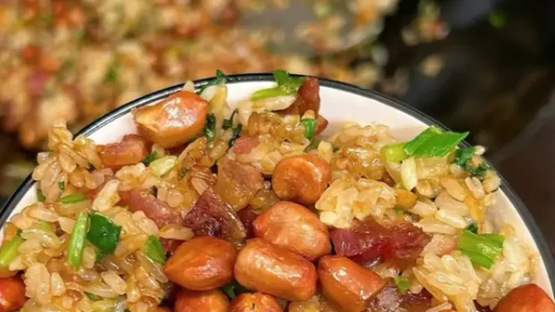 油润软糯咸甜交织，腊味糯米饭香得入骨入味