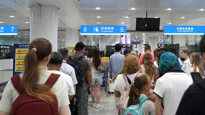 暑期入境游升温 大连空港口岸迎客流高峰