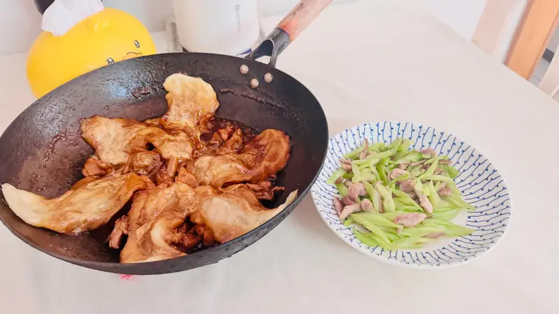 孩子想吃地锅鸡，我自己炒个芹菜就好