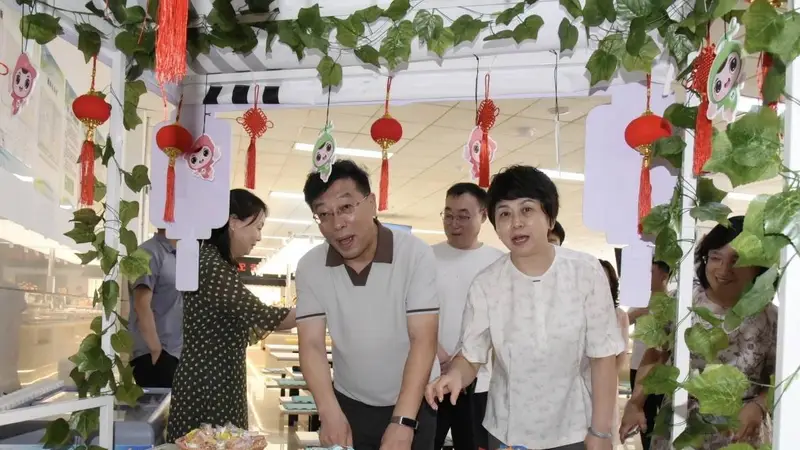 古城街巷里的暖心角落 这家医院的白大褂结伴赴“甜蜜旮旯”之约