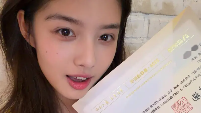 “00后小花”艾米晒北电录取通知书 绽放甜美笑容心情大好