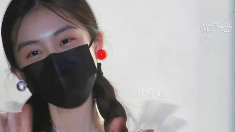 古都话剧光影里，黄磊何炅携手呈现的舞台上，黄多多以双麻花辫搭渐变龙珠耳钉，凭文艺气质勾勒温婉灵动模样
