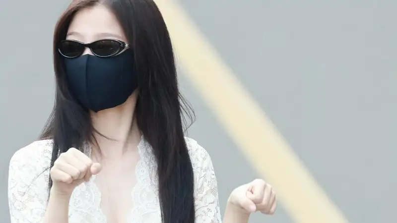 虞书欣穿白色蕾丝深V上衣 辣妹风格温柔又撩人