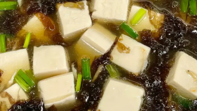 汤色清亮滋味柔和，紫菜豆腐汤是安徽人家常备快手汤
