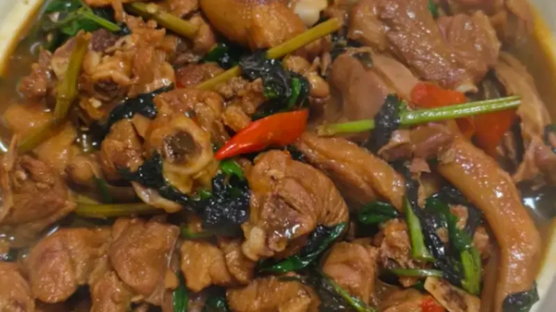 粤式家常紫苏焖鸭，辛香解腻，焖出鸭肉醇厚本味