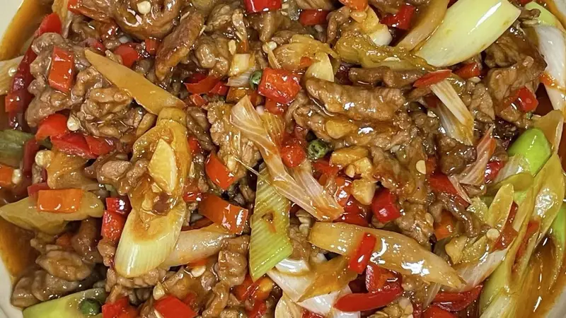 古城烟火里的泡椒葱爆肉，裹着酸辣鲜香的家味暖意