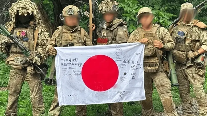 上战场月薪一万？日本人组队杀进乌克兰，防卫大臣一句话暴露野心