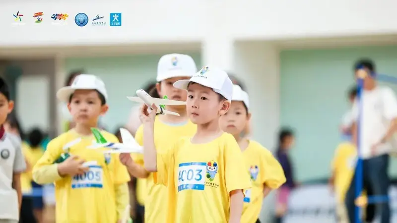 萌娃操控蛇形机器人、机械跳蛙,这场幼儿模型嘉年华科技感拉满