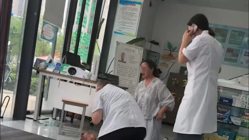 用时3分26秒,南京59岁医生跪地救回不足两岁窒息幼儿:小孩幸运遇到了我,我也很幸运通过急救知识将小孩救回来;患儿家长:孩子已无大碍
