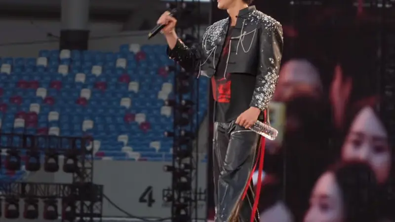 王力宏成都演唱会不慎绊倒,脑袋磕上台阶后,脸部擦伤耳骨明显撕裂