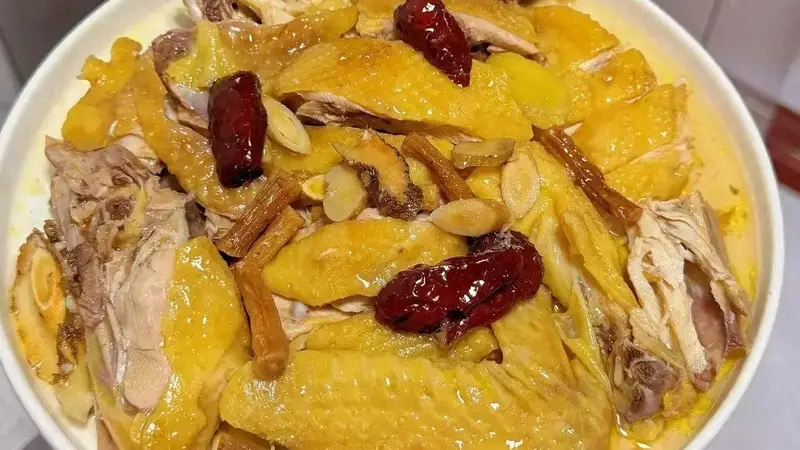 广东本地人说这是蒸鸡最好吃的做法，皮滑肉嫩超多汁