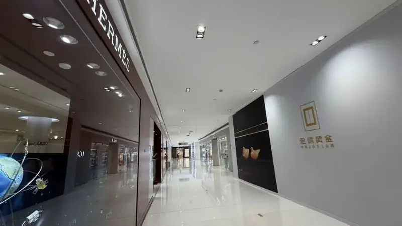 国际金价剧烈回调，老铺黄金门店外排队盛况不再，股价暴跌65%，“东方硬奢梦”还能继续吗