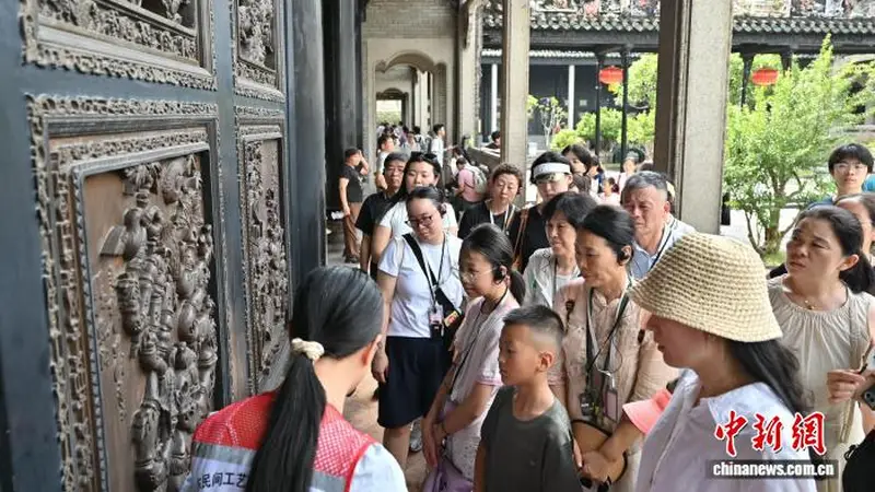 广州陈家祠暑期游人如织 深入体验岭南建筑艺术