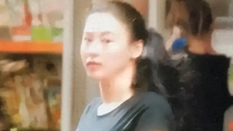谢贤火化细节曝光,前妻甄珍泪崩,疑云引张柏芝三胎生父传闻