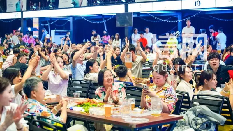 :青岛国际啤酒节西海岸会场:啤酒大篷人气高涨欢聚畅饮