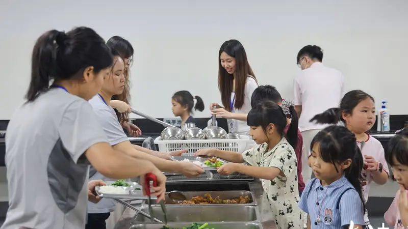 广东工厂暑托班火了：爸妈赶订单，公司帮带娃！