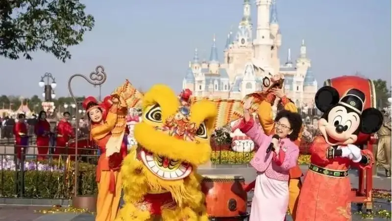 古城街巷间的乐园欢歌 寻常家庭的梦与烟火