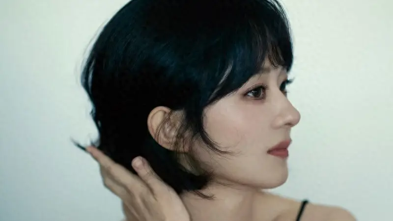 古城韵致里的利落风华 赵丽颖携纪梵希美妆绽现松弛格调