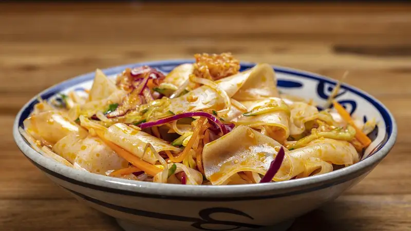 凉皮开始离谱了！以前8块一份夏天标配，现在28块叫“轻食”，陕西人直呼看不懂