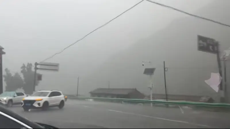 一家三口露营亲历景区山洪：水两分钟涨起来，人从车天窗爬出获救