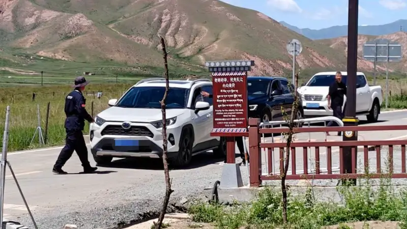 公共道路设卡拦车?甘加秘境被指“捆绑消费”,景区回应