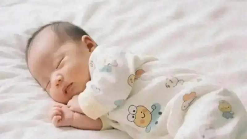 婴儿多大睡觉才有规律？家长学会这4个方法，宝宝一觉睡天亮