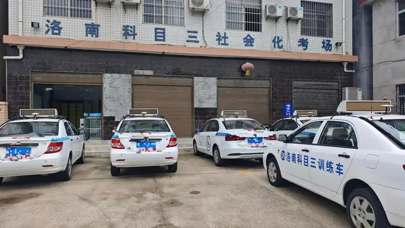 陕西商洛一学员称市政道路考科三，要交500元考场使用费，考场：向车管所备案过；车管所：钱该收，经物价备案；市发改委：没备案，可举报