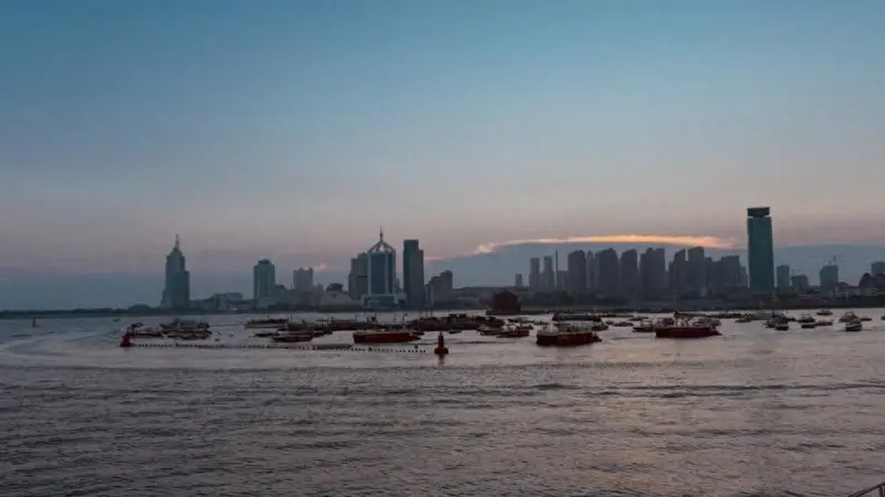 百年栈桥夏夜夜游 海上听曲畅饮鲜啤邂逅青岛文艺夜色