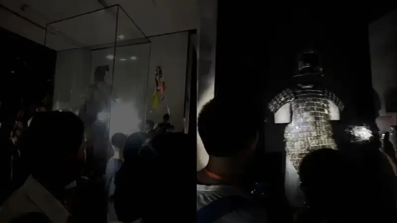 古城西安兵马俑馆突遇停电 游客举手机手电开启奇幻观展夜