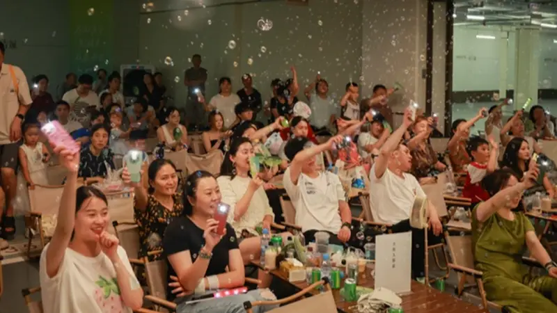 重庆古城邻里夏夜生光 车库音乐节焕新社区文艺氛围