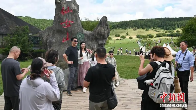 重庆仙女山“清凉经济”走俏：高山清风迎远客