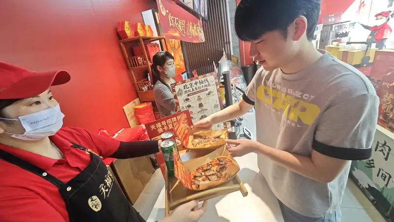 北京古城里的贴秋膘新趣 老字号酱肉邂逅意式饼底成文艺跨界小吃