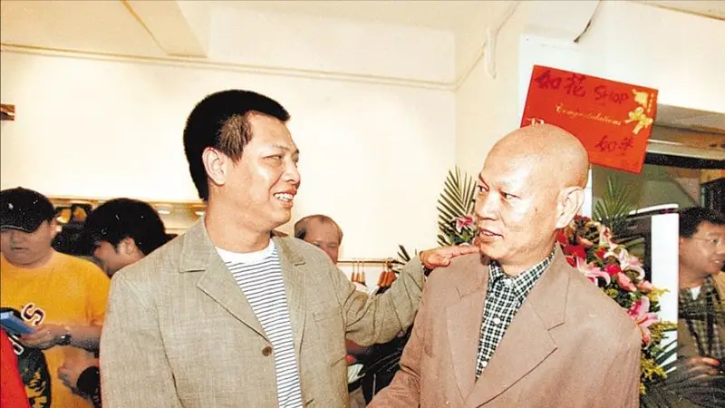 香港男星因中风半身不遂，演艺生涯被迫暂停，如今需要轮椅代步