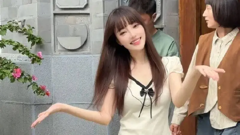李小璐深夜自白,生活太难,反省自己是恋爱脑,网友:没管住下半身