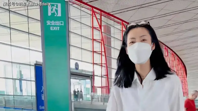刘雯不愧是“国际超模”！黑白基础色穿搭又美又飒！顶级时髦好惊艳