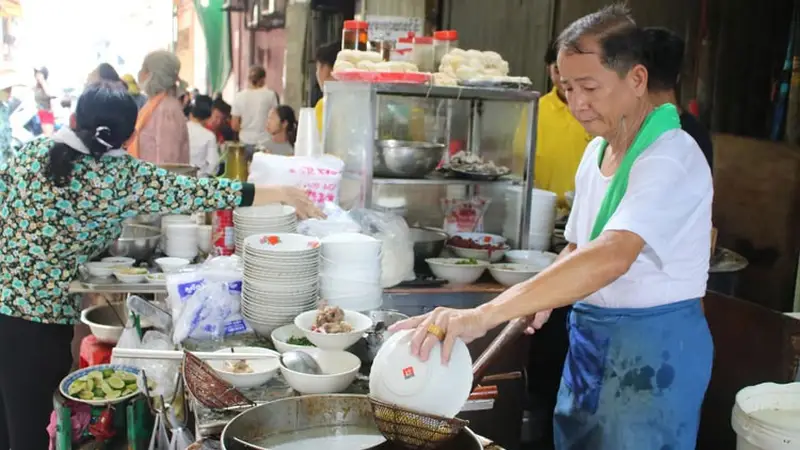 金边乌亚西市场旁隐藏美食街：小巷里的地道风味