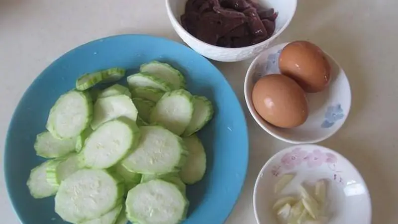 丝瓜猪肝蛋花汤:夏季养颜防衰的营养家常汤品
