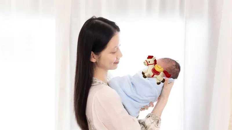 古城文艺博主孙伊涵晒居家暖照 怀抱新生儿满溢柔润幸福感