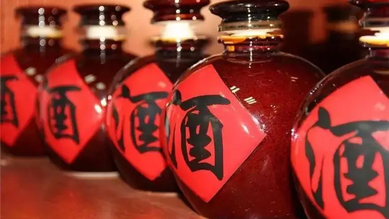 古城街巷里的杯盏变浅了:当代国人酒事背后的文化与生活转向