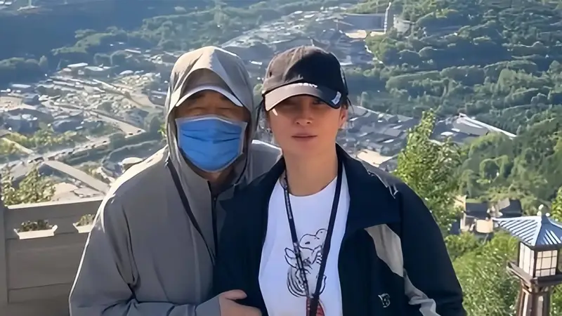 蒋勤勤一家爬五台山，她素颜出镜美艳大方，陈建斌全副武装像老头